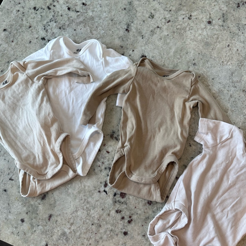 4 baby body suits H&M 3 months